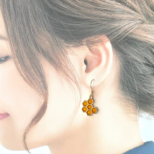 蜂とハニカムのピアス （ ハチ 蜂の巣 ビジュー レジン オレンジ
