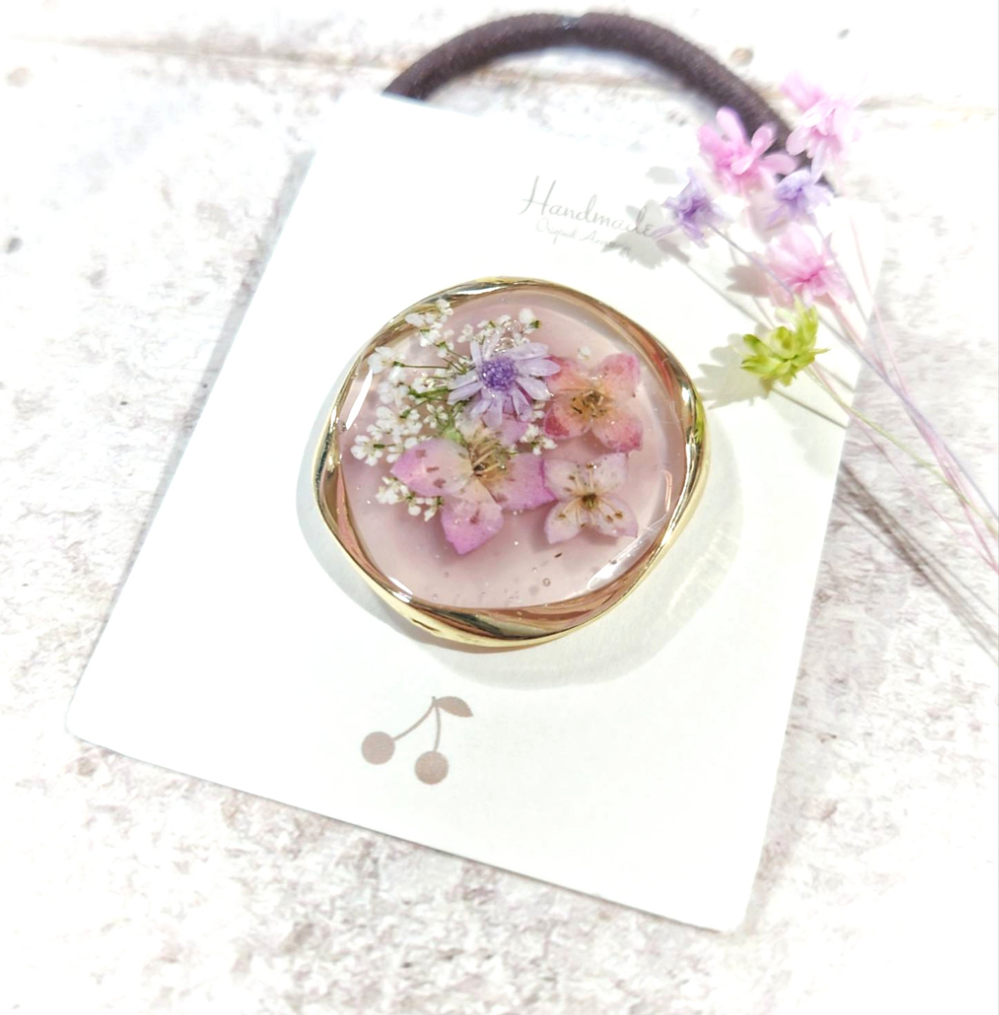 マトリカリアとキラキラ桜景色 横長オーバル型 ミントグリーン レジン ヘアゴム