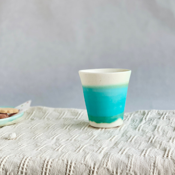 青と白い砂浜の陶グラス　フリーカップ　晴れやかブルー2024  母の日×「短納期」 1枚目の画像