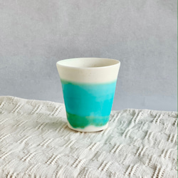青と白い砂浜の陶グラス　フリーカップ　晴れやかブルー2024  母の日×「短納期」 2枚目の画像