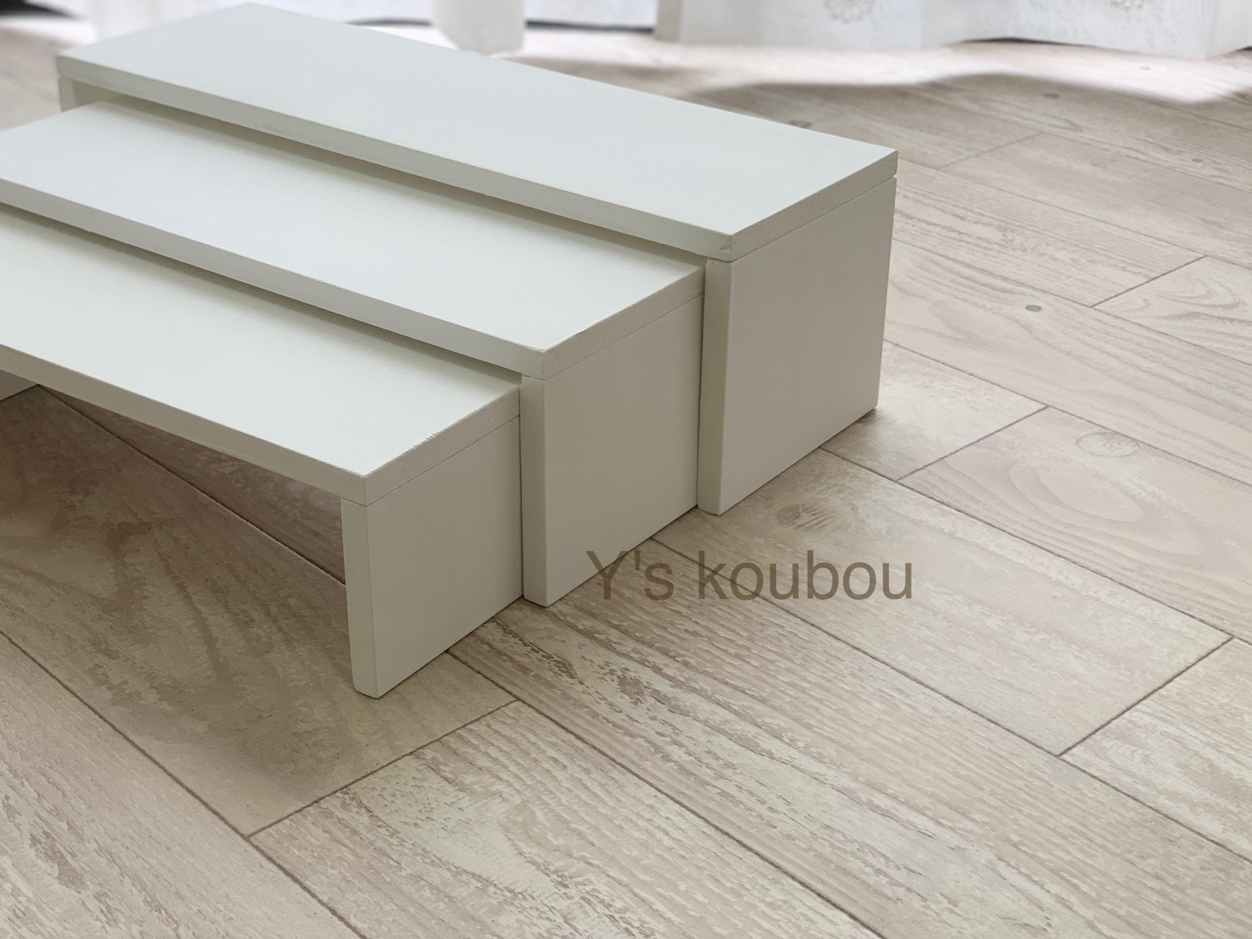 <抗菌塗料仕様>３段ステージディスプレイ　折り畳み式　什器