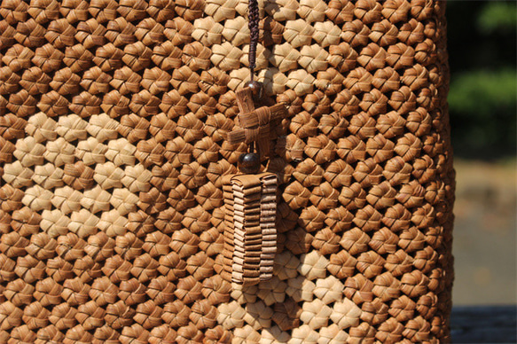 バッグチャーム 六角花　チャ―ム ペンダント山葡萄 かごバッグ 籠 手作り アクセサリー　ストラップ バッグ 11枚目の画像