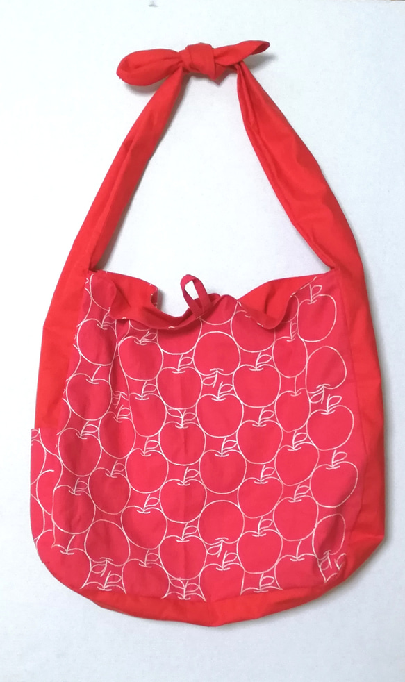 りんご刺繍　赤　バッグ 1枚目の画像