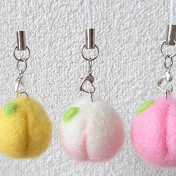 【送料無料】桃の携帯ストラップ　クリーナー　羊毛フェルト　黄色　白　ピンク 3枚目の画像