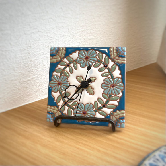 手描きタイルの時計（ブルーの花模様） 1枚目の画像