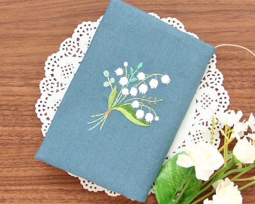 すずらんのブーケ 手刺繍のブックカバー マリンブルー 文庫本/新書判
