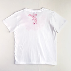 手描きコサージュサクラの花柄Tシャツ ホワイト　手描きで描い桜の花柄Tシャツ 6枚目の画像