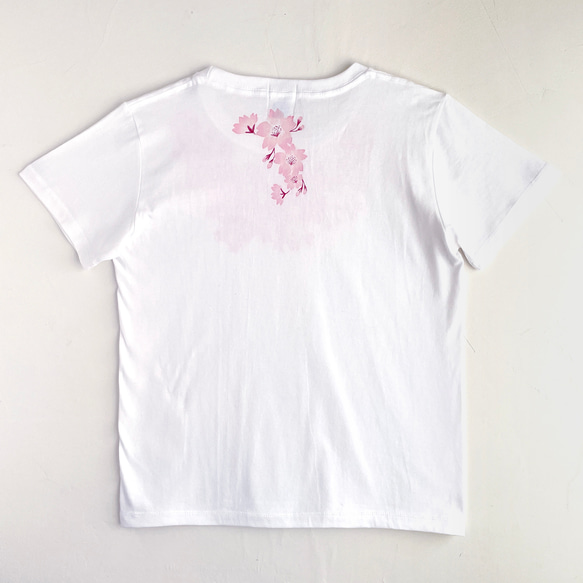 手描きコサージュサクラの花柄Tシャツ ホワイト　手描きで描い桜の花柄Tシャツ 6枚目の画像
