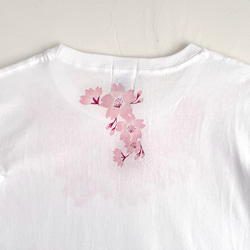 手描きコサージュサクラの花柄Tシャツ ホワイト　手描きで描い桜の花柄Tシャツ 7枚目の画像