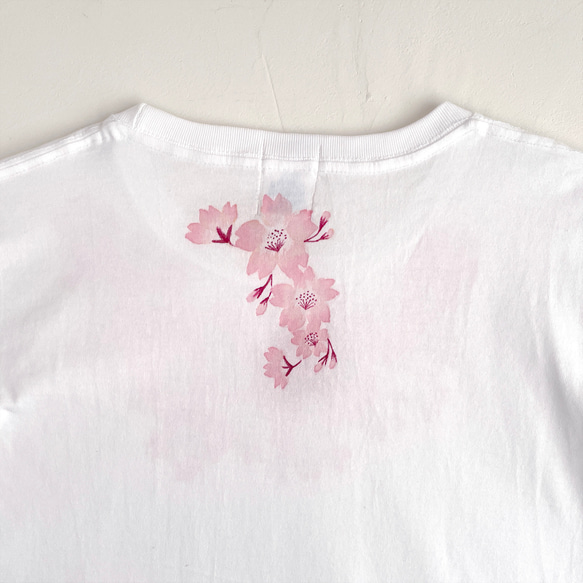 手描きコサージュサクラの花柄Tシャツ ホワイト　手描きで描い桜の花柄Tシャツ 7枚目の画像