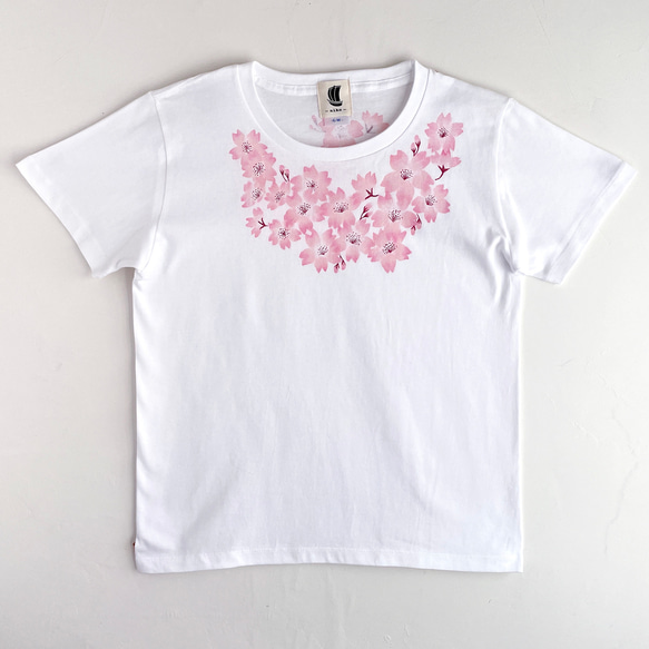 手描きコサージュサクラの花柄Tシャツ ホワイト　手描きで描い桜の花柄Tシャツ 4枚目の画像