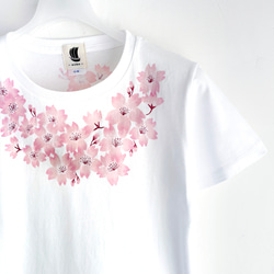 手描きコサージュサクラの花柄Tシャツ ホワイト　手描きで描い桜の花柄Tシャツ 3枚目の画像