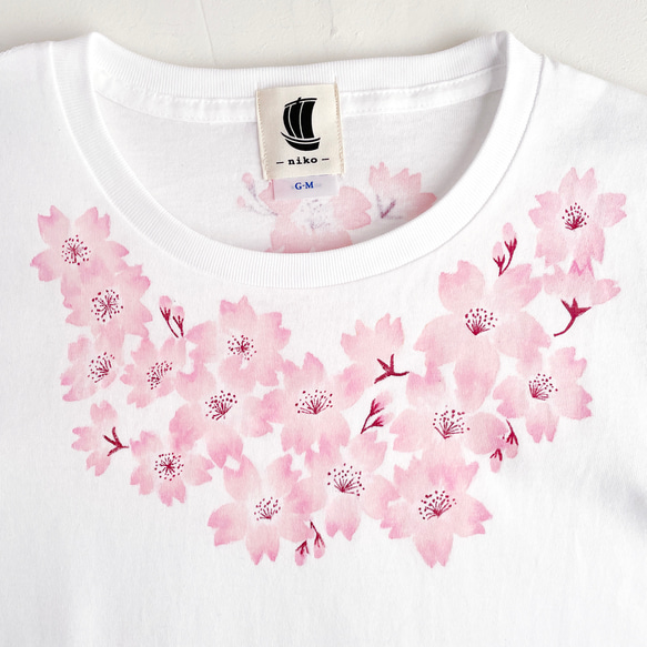 手描きコサージュサクラの花柄Tシャツ ホワイト　手描きで描い桜の花柄Tシャツ 5枚目の画像