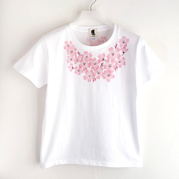 手描きコサージュサクラの花柄Tシャツ ホワイト　手描きで描い桜の花柄Tシャツ 1枚目の画像