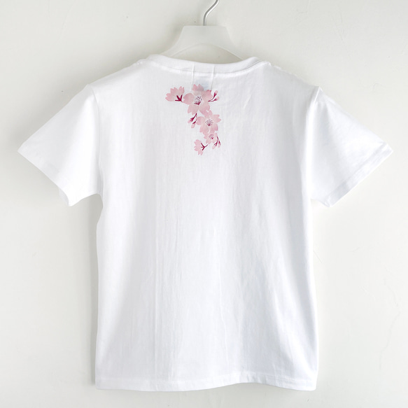 手描きコサージュサクラの花柄Tシャツ ホワイト　手描きで描い桜の花柄Tシャツ 2枚目の画像