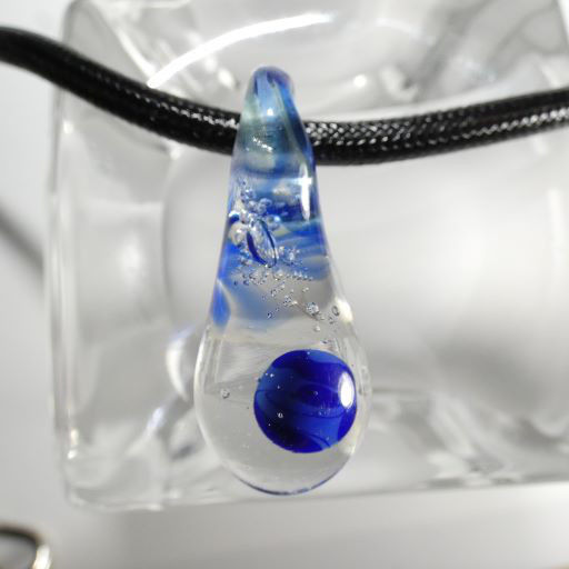 雫の中の瑠璃色の球体（トンボ玉、惑星、ガラス、ペンダント）