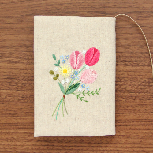 ブックカバー チューリップのブーケ 刺繍 文庫本/新書判/四六判ソフト