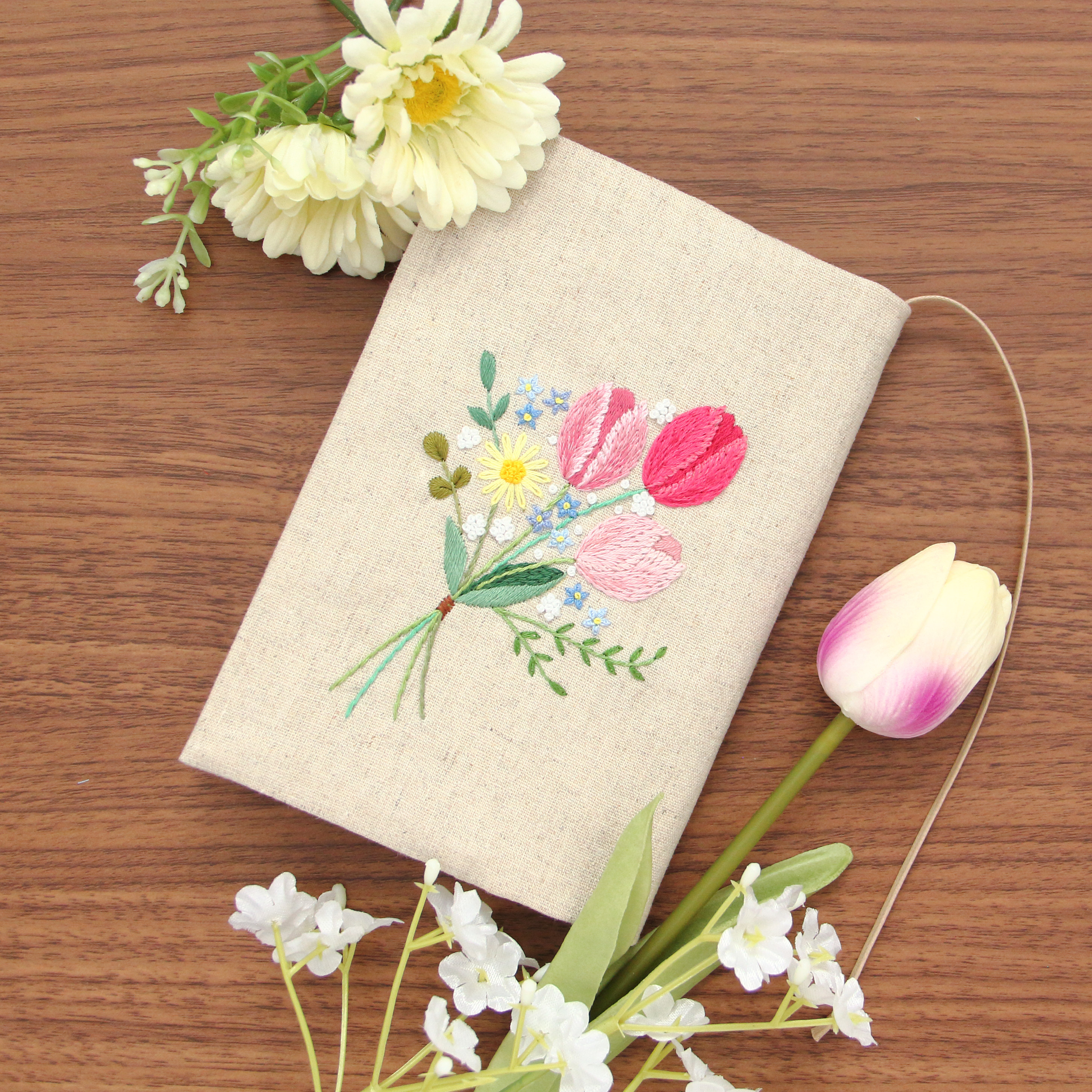 ブックカバー　チューリップのブーケ　刺繍　文庫本/新書判/四六判ソフト