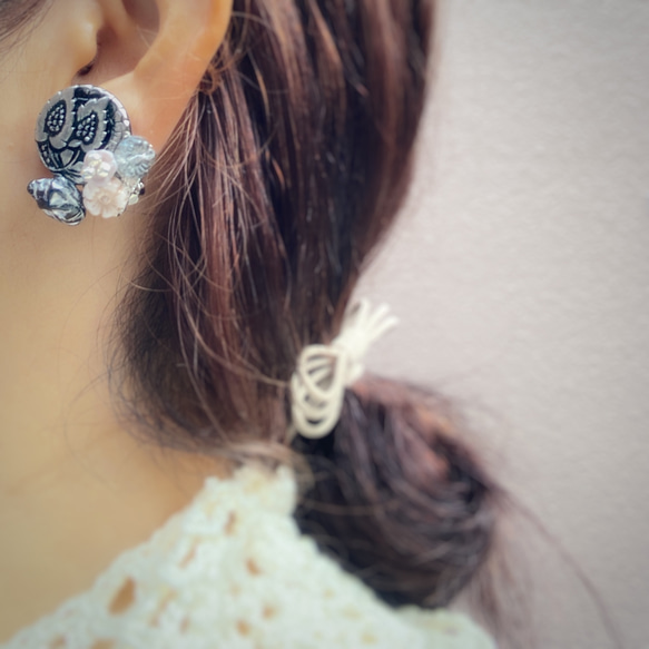 【隠れ猫ちゃんearring 】イヤリング　黒　ブラック　お花　モノトーン　ウエディング　ブライダル　結婚式477 2枚目の画像