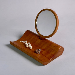 デコ・アクセサリー(取り外すと手鏡になるミラーとアクセサリーを使いながら飾る木製スタンドトレー、チェリー材) 1枚目の画像