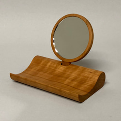 デコ・アクセサリー(取り外すと手鏡になるミラーとアクセサリーを使いながら飾る木製スタンドトレー、チェリー材) 2枚目の画像