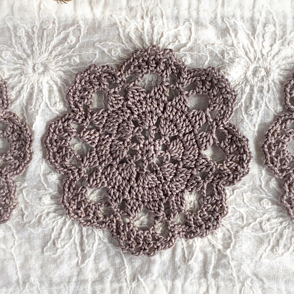 お花のドイリーブラウン3枚セットコットンレース編みコースター② 2枚目の画像