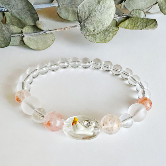 4月:インコと誕生石ブレスレット・4月誕生石・ピンク・水晶（マニカラン産ヒマラヤ水晶、ブラジル産水晶） 1枚目の画像