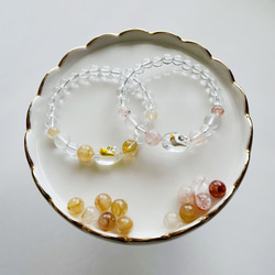 4月:インコと誕生石ブレスレット・4月誕生石・ピンク・水晶（マニカラン産ヒマラヤ水晶、ブラジル産水晶） 6枚目の画像