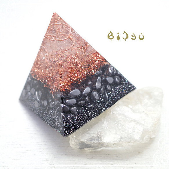 毘殊　【受注製作】ピラミッド型2 オルゴナイト 高純度 テラヘルツ & ヒマラヤ水晶　 de-15-bj-293cc 5枚目の画像