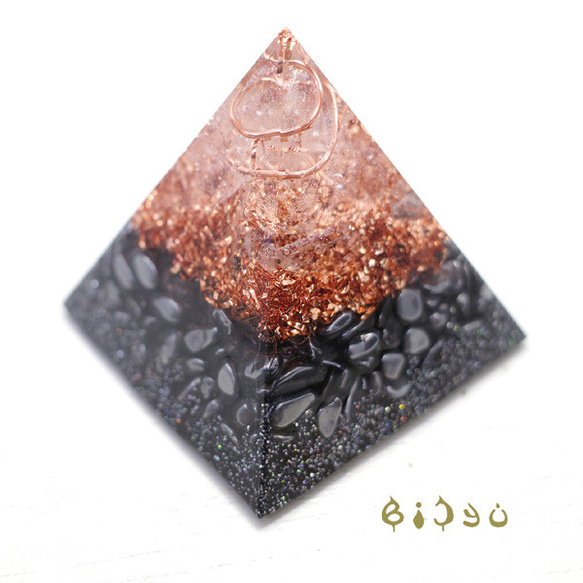 毘殊　【受注製作】ピラミッド型2 オルゴナイト 高純度 テラヘルツ & ヒマラヤ水晶　 de-15-bj-293cc 1枚目の画像