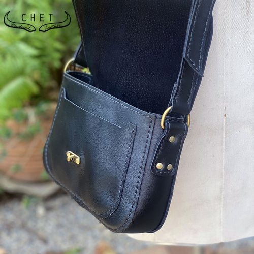 SALE!! レザーショルダーバッグ・レディース・横長（黒