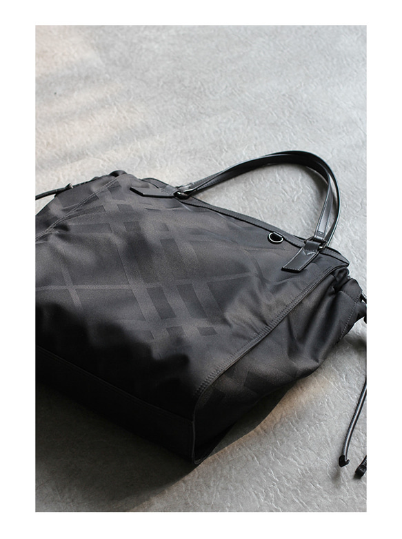 四季の永遠の定番！軽くて使いやすいトートバッグ #黒いチェック柄です 3枚目の画像