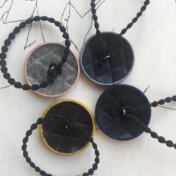 ミナペルホネン生地のヘアゴム/Choucho/ちょうちょ/リネン/刺繍/ダークネイビー 3枚目の画像