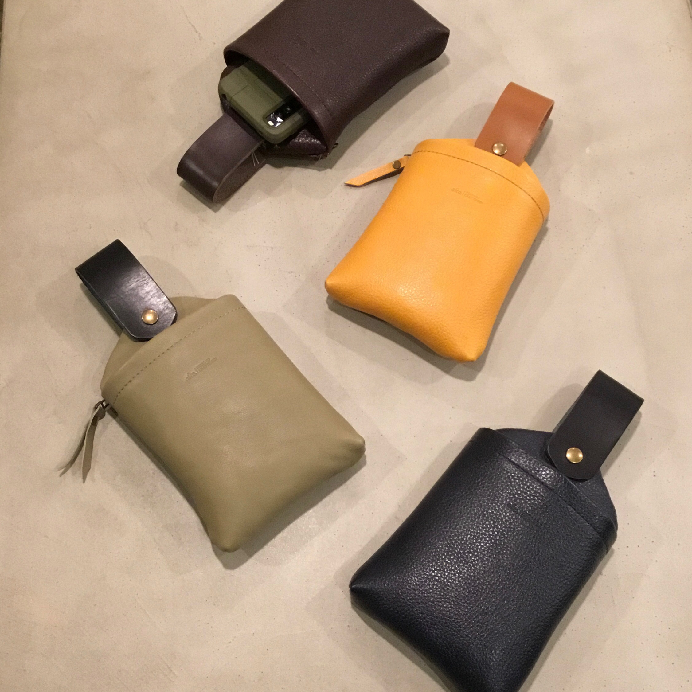 ポケット代わりにシンプルベルトポーチ。