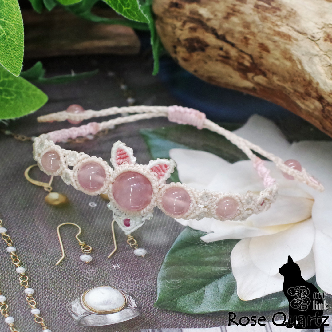 猫耳!?恋を呼ぶ慈愛の魔石『ディープローズクォーツ』マクラメ編みニャンコブレスレット