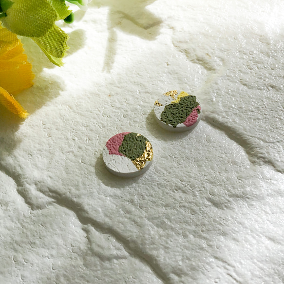春色の一粒ラウンドピアス/イヤリング/ポリマークレイ/シンプル/丸 4枚目の画像