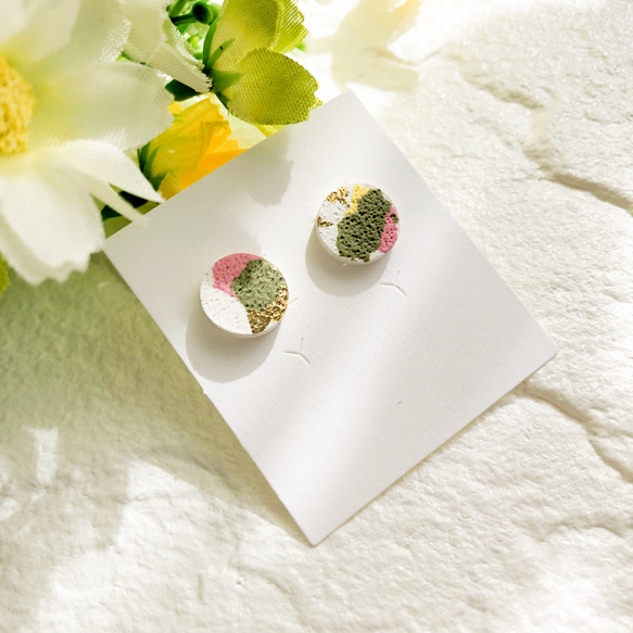 春色の一粒ラウンドピアス/イヤリング/ポリマークレイ/シンプル/丸 1枚目の画像