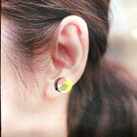 春色の一粒ラウンドピアス/イヤリング/ポリマークレイ/シンプル/丸 2枚目の画像