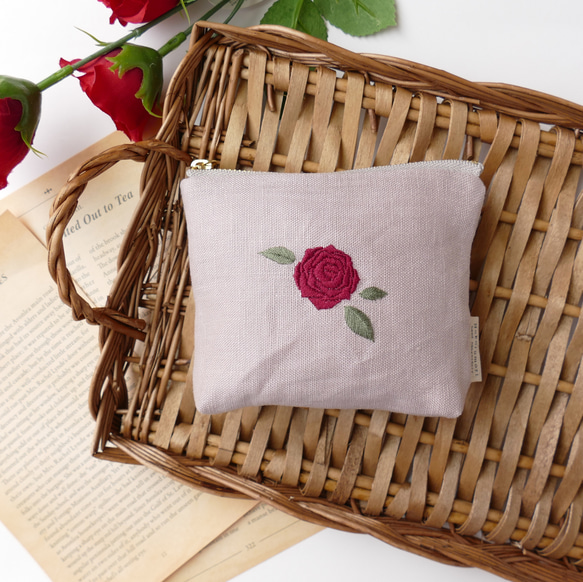 《名入れ》薔薇＊リネンの手刺繍ファスナーポーチ(マチ付き) 2枚目の画像