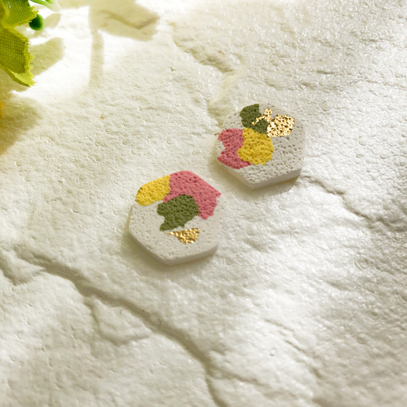 春色のヘキサゴンピアス/イヤリング/ポリマークレイ/シンプル 3枚目の画像