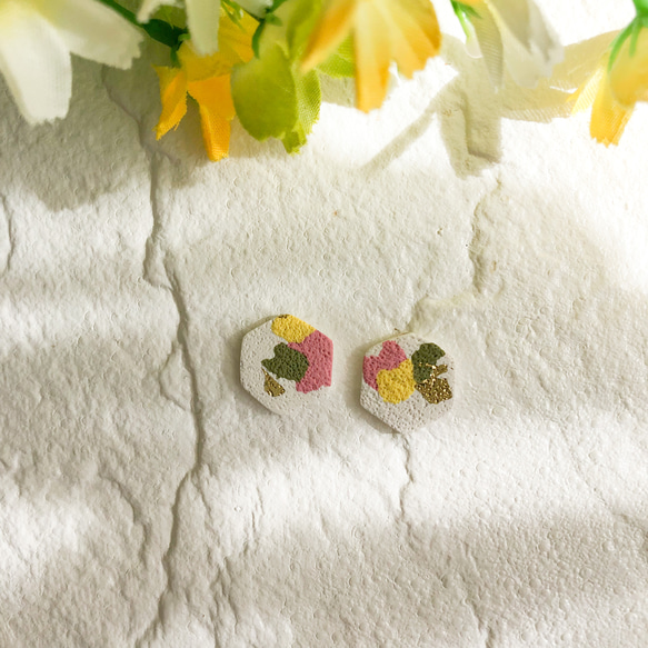 春色のヘキサゴンピアス/イヤリング/ポリマークレイ/シンプル 4枚目の画像