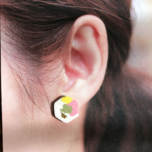 春色のヘキサゴンピアス/イヤリング/ポリマークレイ/シンプル 2枚目の画像