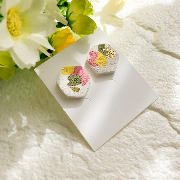 春色のヘキサゴンピアス/イヤリング/ポリマークレイ/シンプル 1枚目の画像