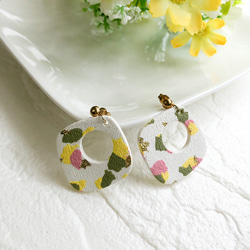 春色の角丸スクエアピアス/イヤリング/ポリマークレイ/シンプル/個性的 1枚目の画像