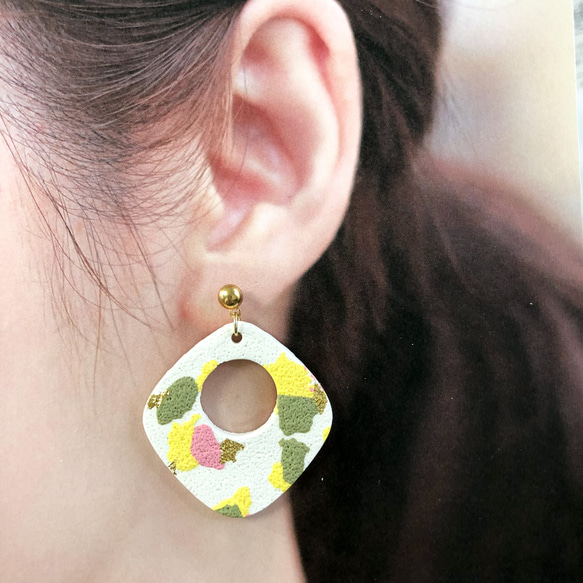 春色の角丸スクエアピアス/イヤリング/ポリマークレイ/シンプル/個性的 2枚目の画像