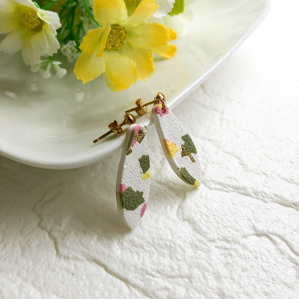 春色のドロップピアス/イヤリング/ポリマークレイ/シンプル/個性的 1枚目の画像