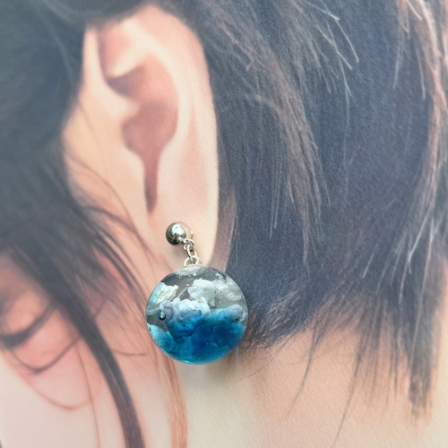 瑠璃色の空に浮かぶ雲 レジン ハンドメイド 個性的 シンプル 透明感