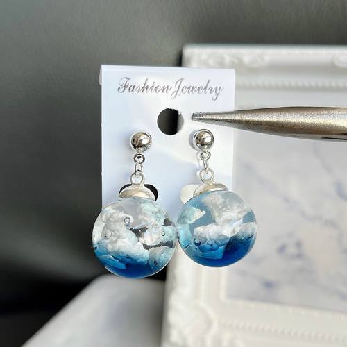 瑠璃色の空に浮かぶ雲 レジン ハンドメイド 個性的 シンプル 透明感