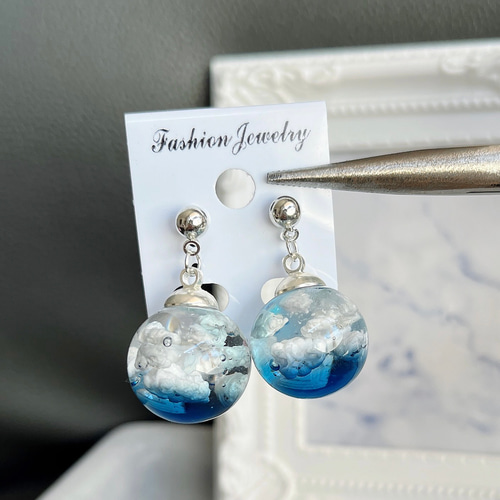 瑠璃色の空に浮かぶ雲 レジン ハンドメイド 個性的 シンプル 透明感