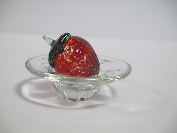 玻璃杯中的水果 盤子裡的草莓 NEW 第1張的照片